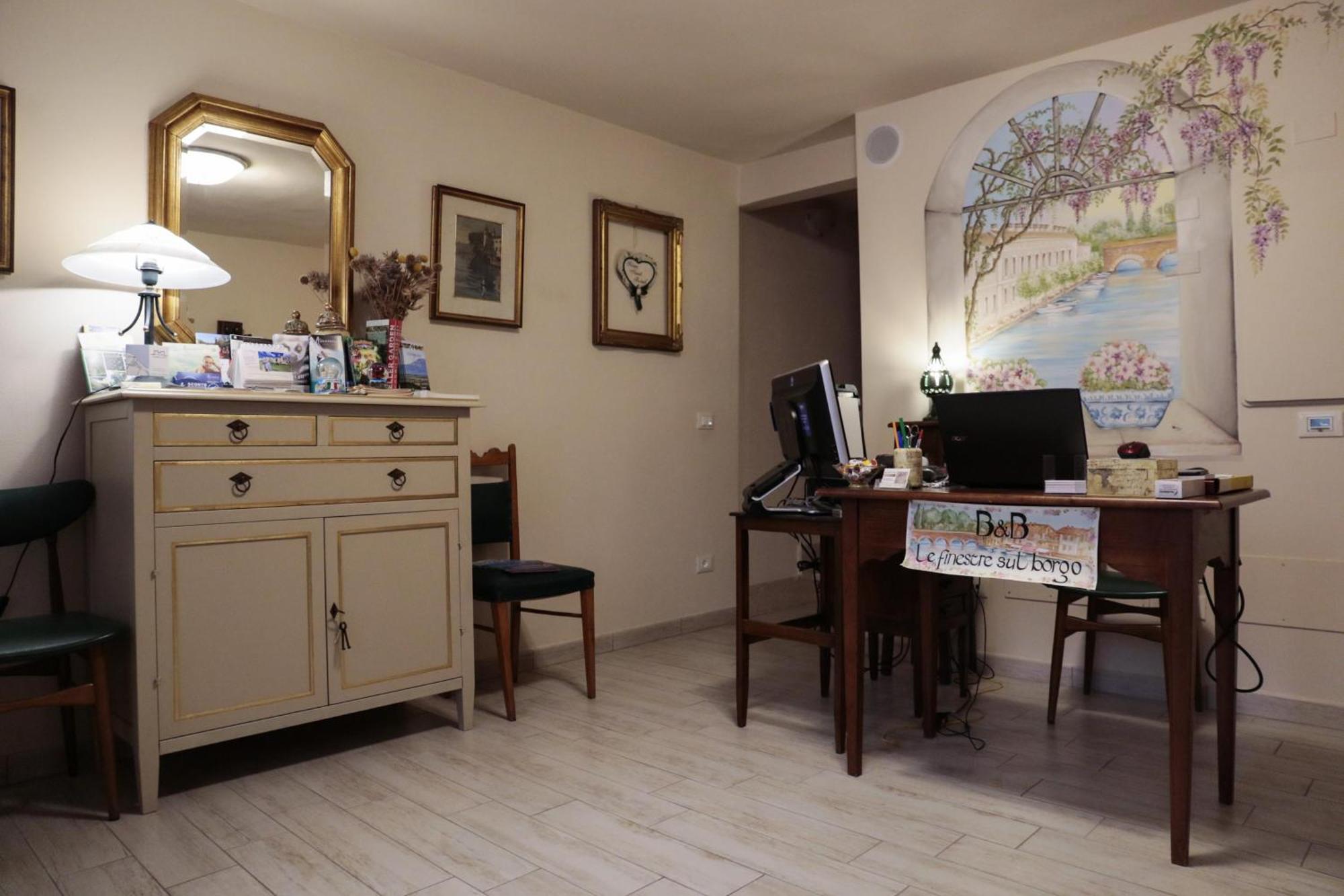 Le Finestre Sul Borgo Rooms Πεσκιέρα ντελ Γκάρντα Εξωτερικό φωτογραφία