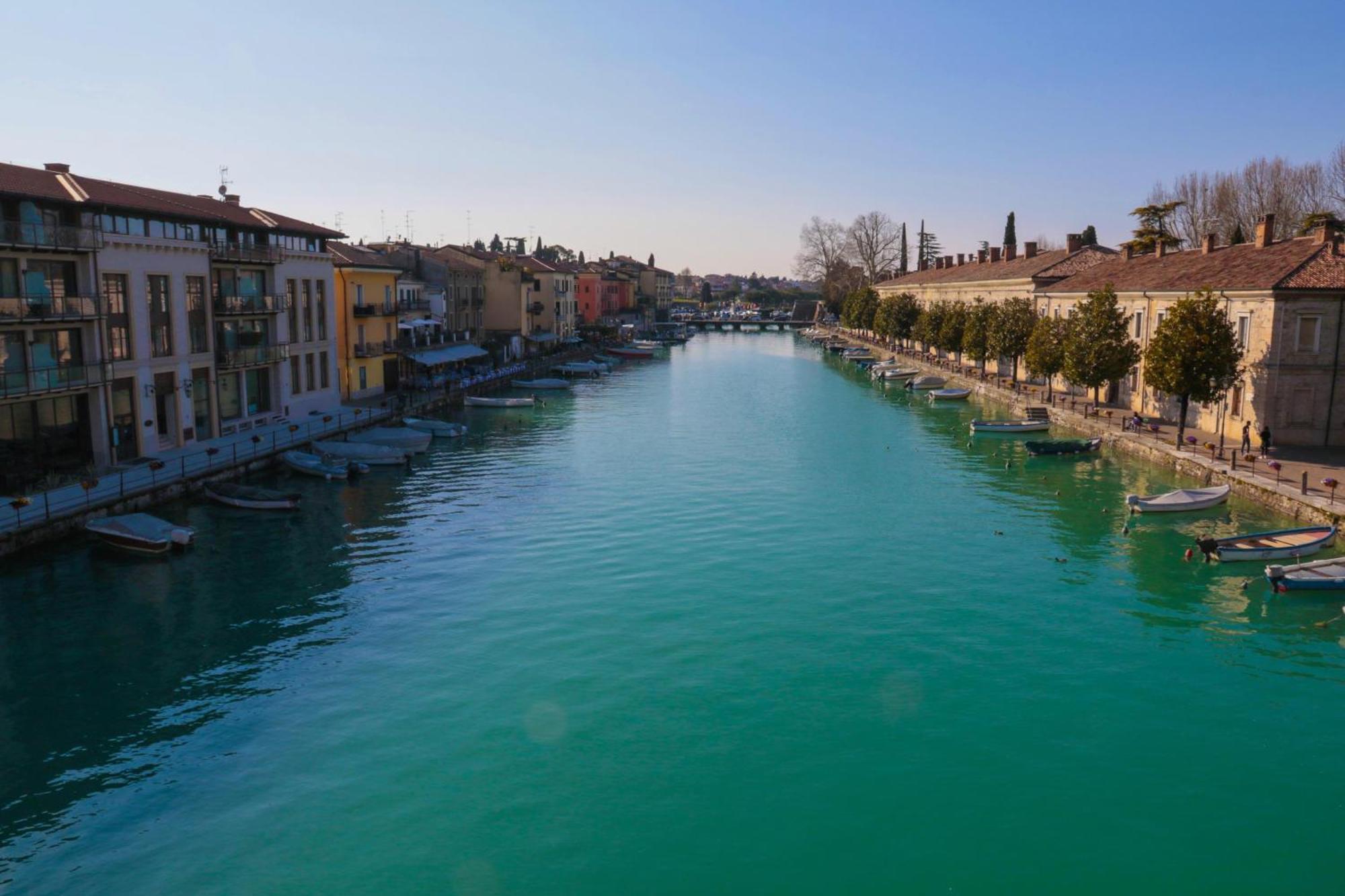 Le Finestre Sul Borgo Rooms Πεσκιέρα ντελ Γκάρντα Εξωτερικό φωτογραφία