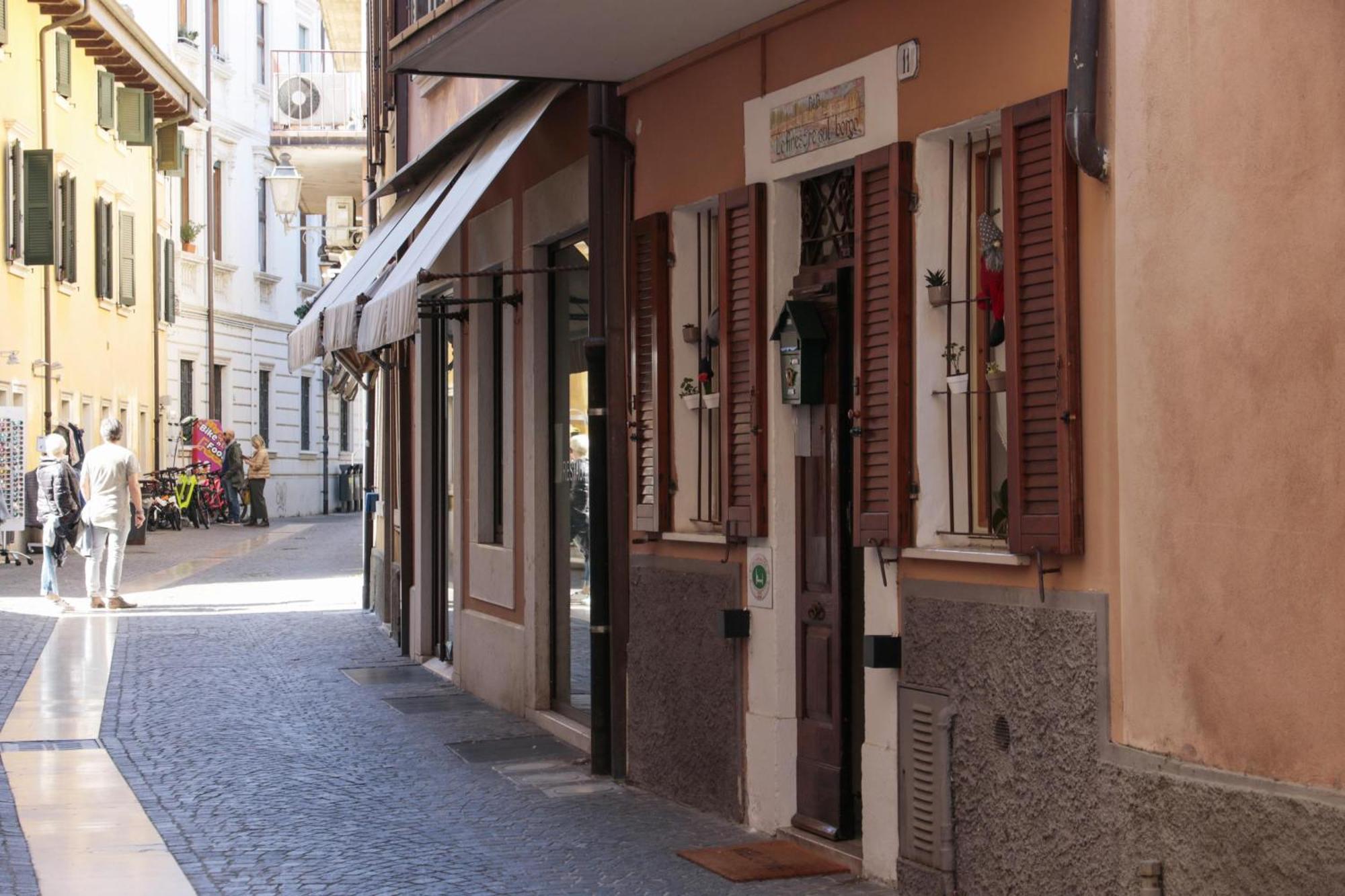 Le Finestre Sul Borgo Rooms Πεσκιέρα ντελ Γκάρντα Εξωτερικό φωτογραφία