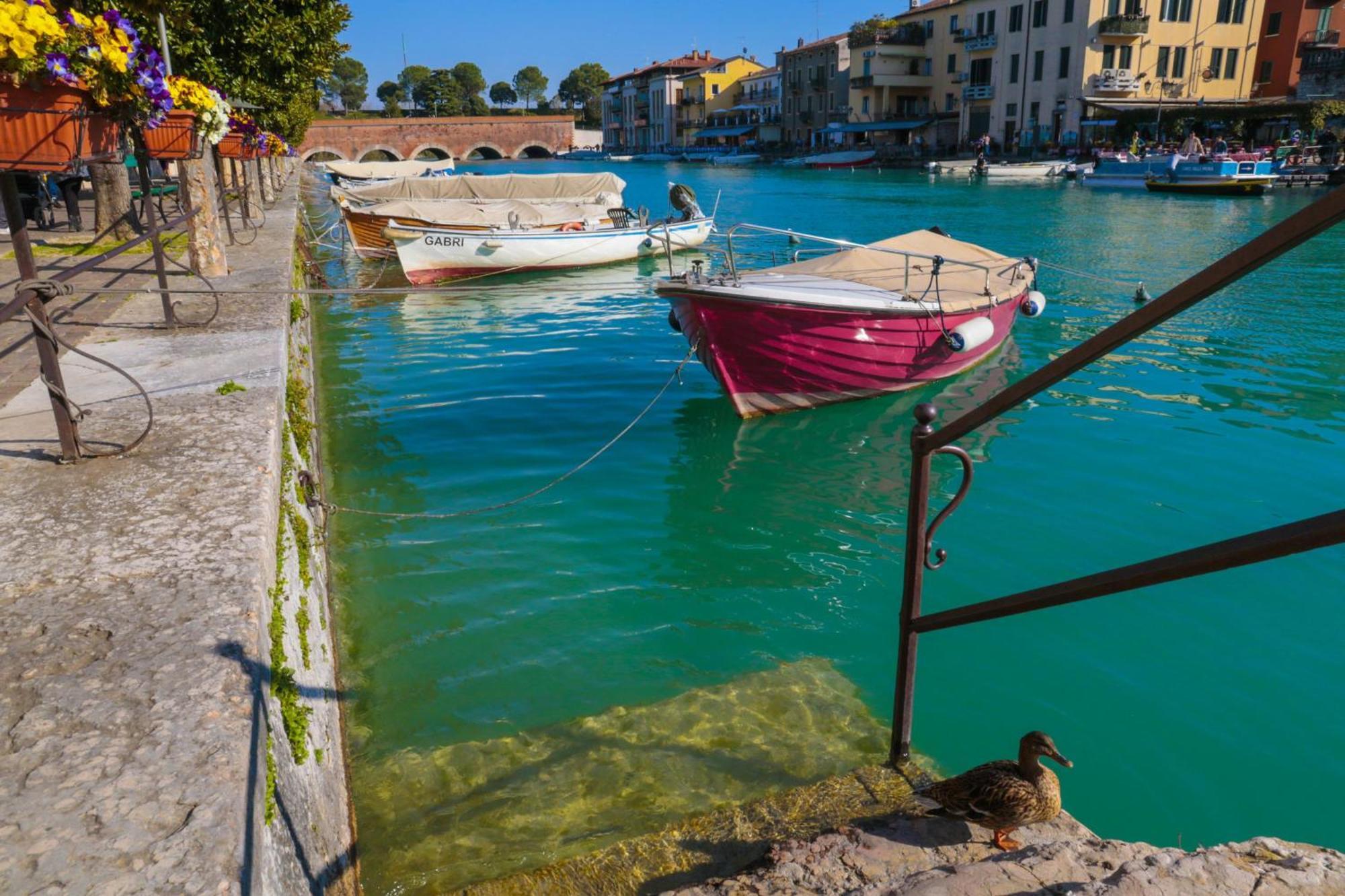 Le Finestre Sul Borgo Rooms Πεσκιέρα ντελ Γκάρντα Εξωτερικό φωτογραφία