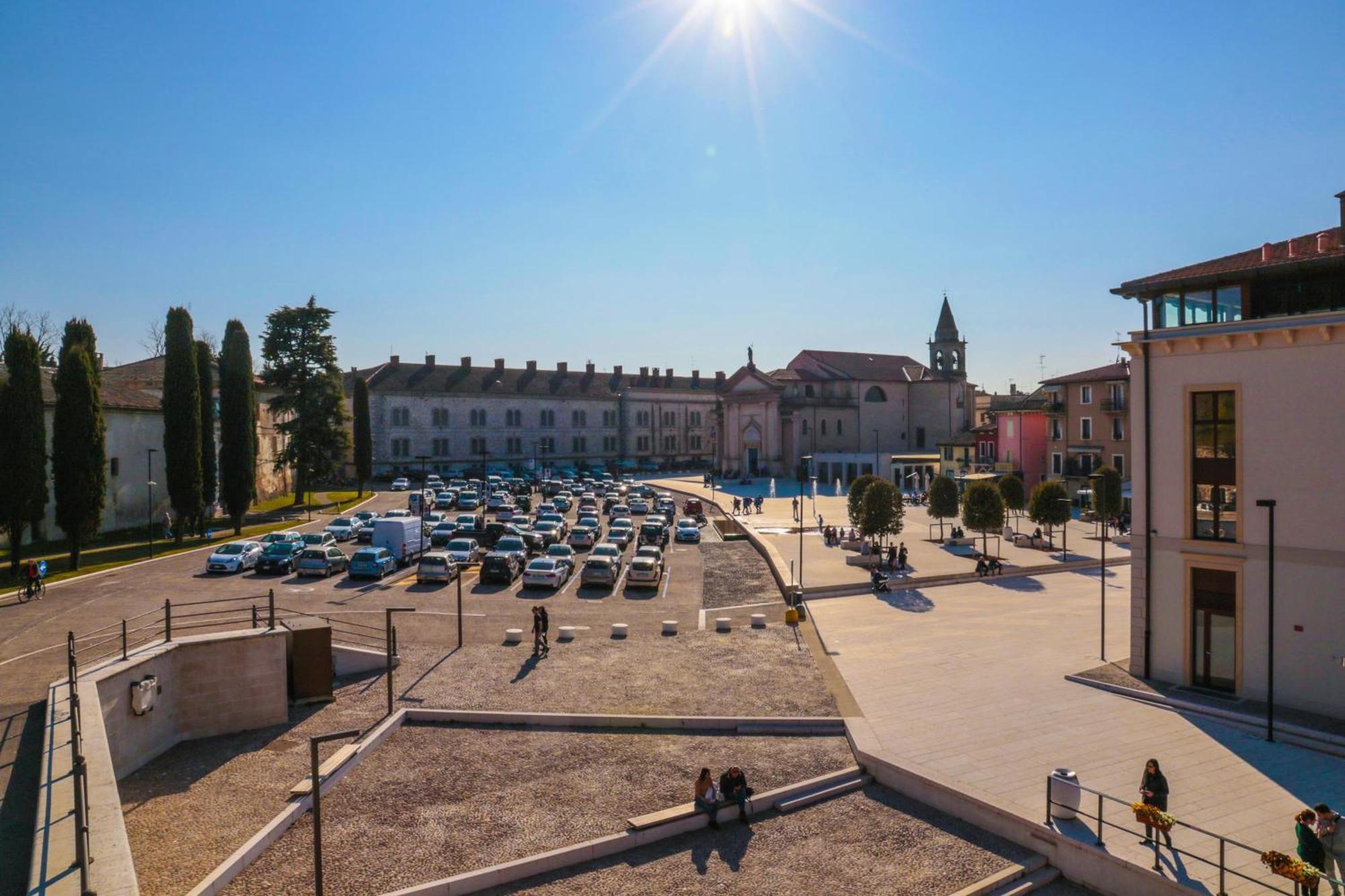 Le Finestre Sul Borgo Rooms Πεσκιέρα ντελ Γκάρντα Εξωτερικό φωτογραφία