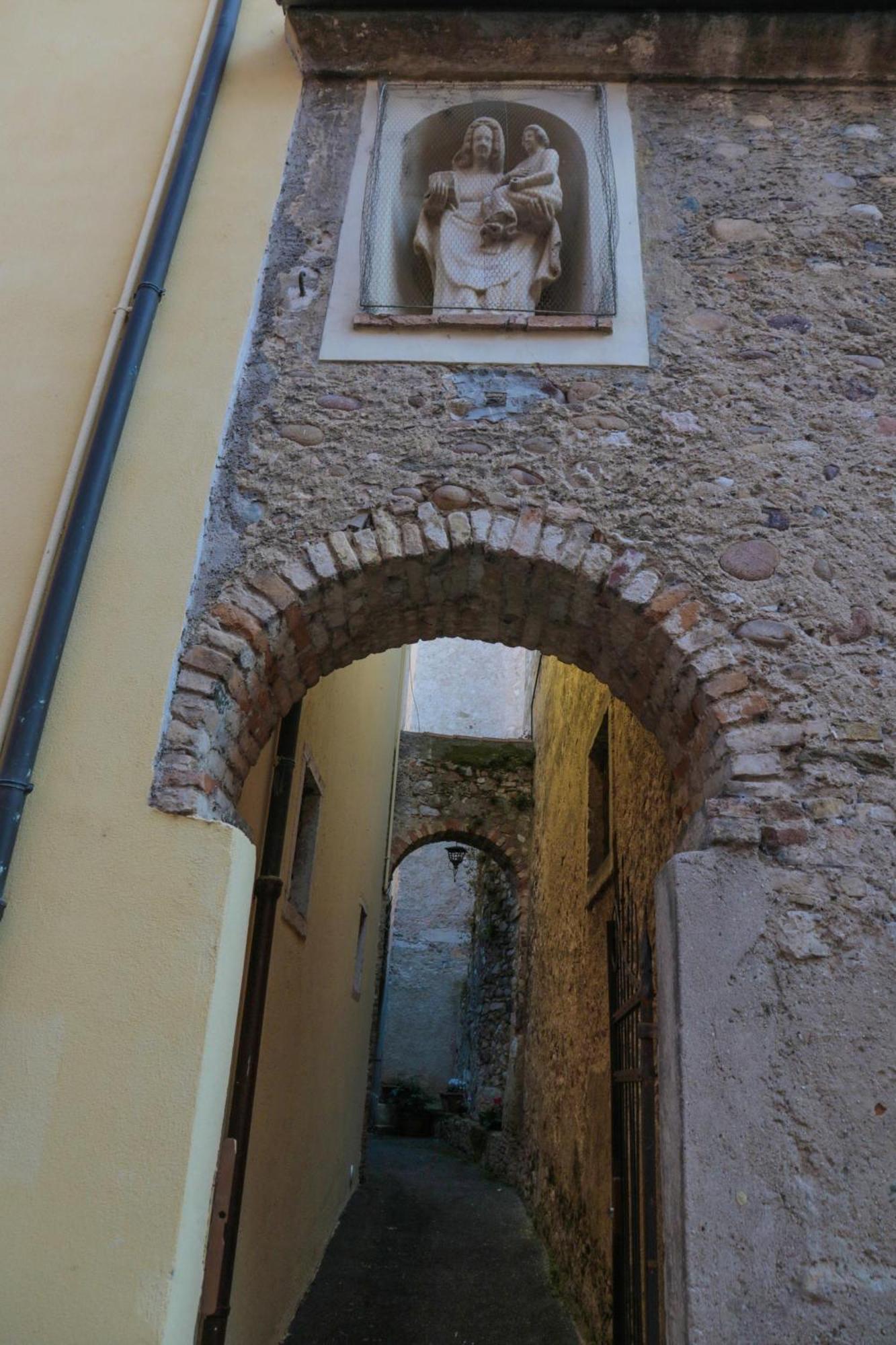 Le Finestre Sul Borgo Rooms Πεσκιέρα ντελ Γκάρντα Εξωτερικό φωτογραφία