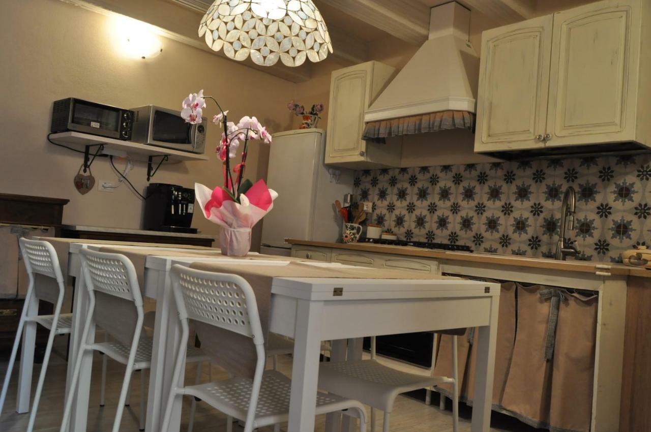 Le Finestre Sul Borgo Rooms Πεσκιέρα ντελ Γκάρντα Εξωτερικό φωτογραφία
