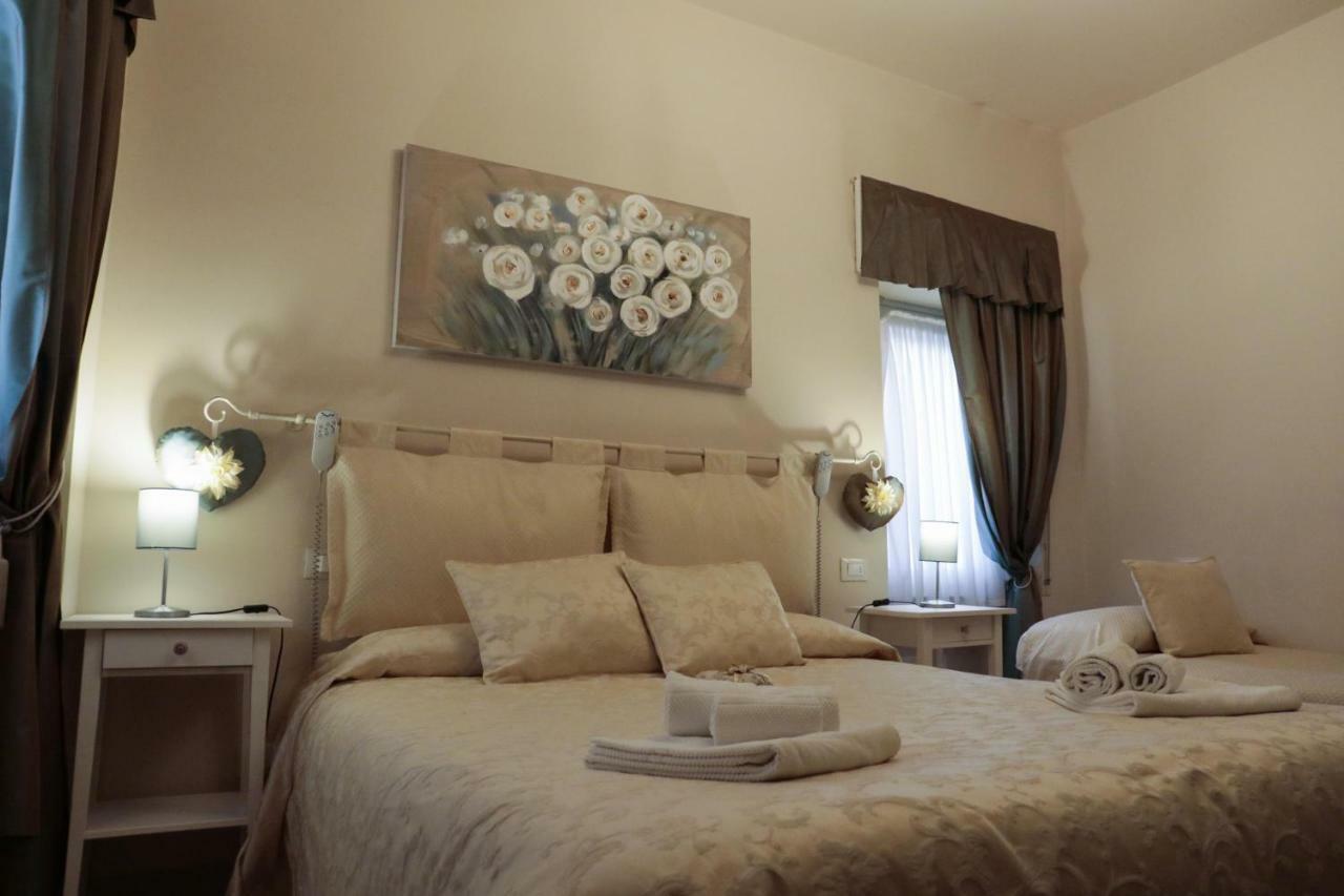 Le Finestre Sul Borgo Rooms Πεσκιέρα ντελ Γκάρντα Εξωτερικό φωτογραφία