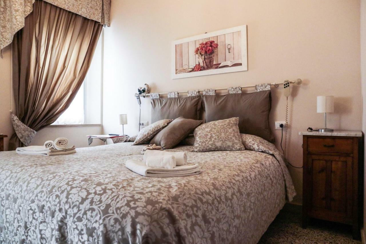 Le Finestre Sul Borgo Rooms Πεσκιέρα ντελ Γκάρντα Εξωτερικό φωτογραφία