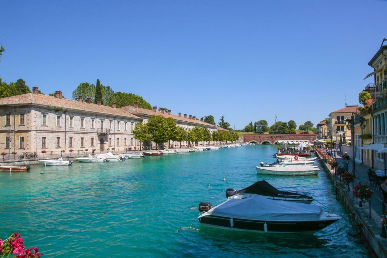 Le Finestre Sul Borgo Rooms Πεσκιέρα ντελ Γκάρντα Εξωτερικό φωτογραφία