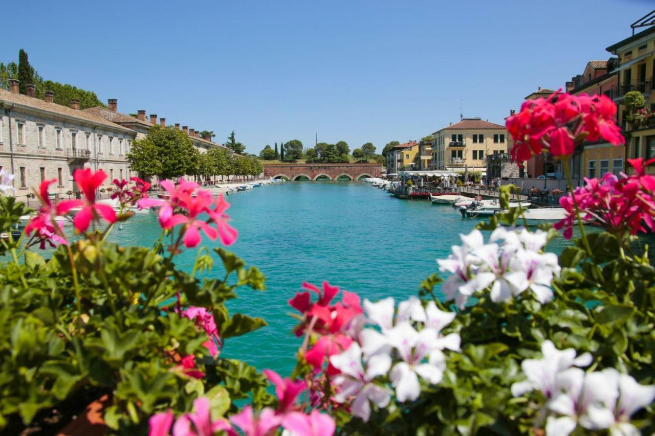 Le Finestre Sul Borgo Rooms Πεσκιέρα ντελ Γκάρντα Εξωτερικό φωτογραφία